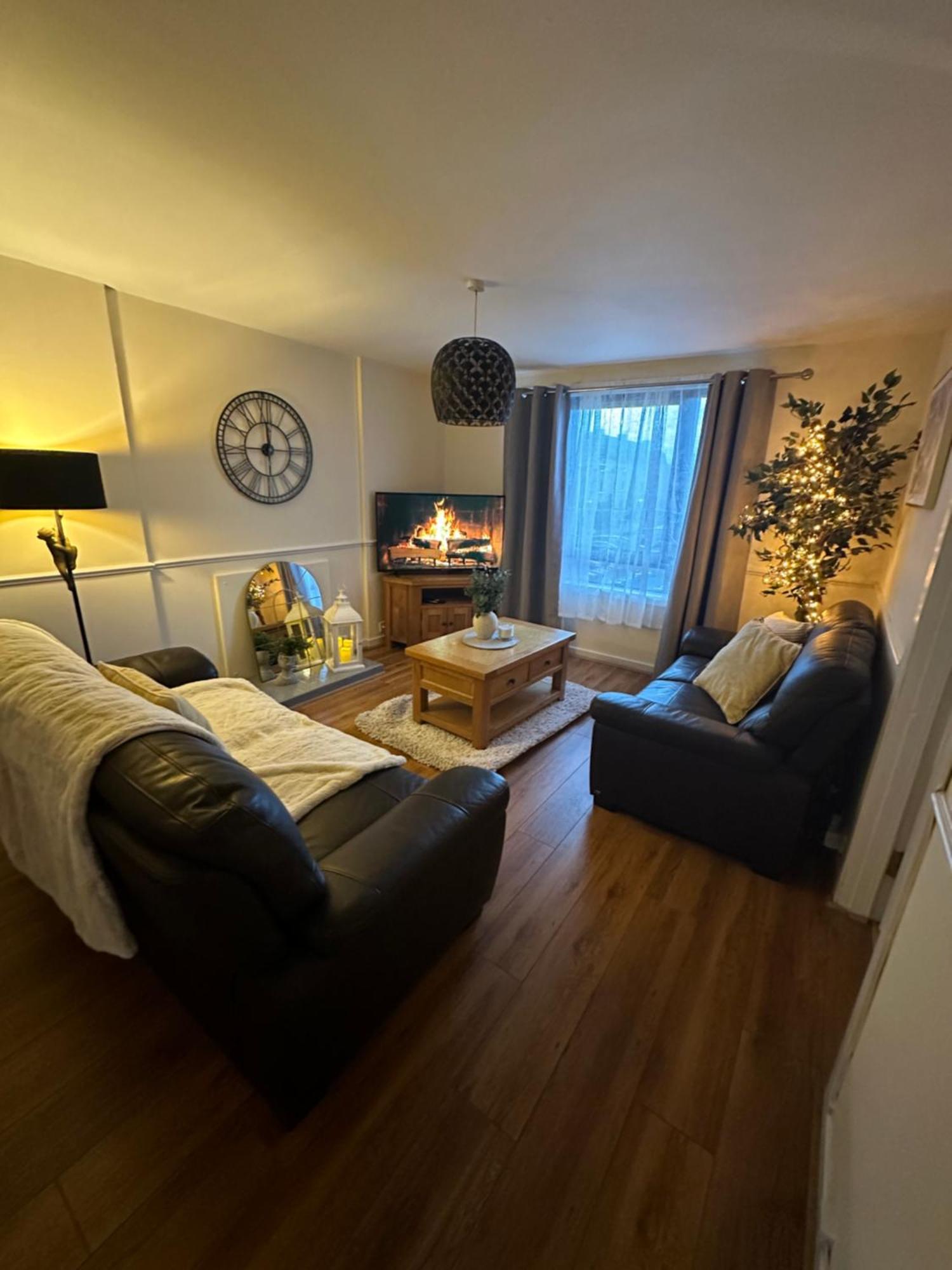 Spacious 3 Bedroom Flat Close To City Center Dalneigh Exterior foto